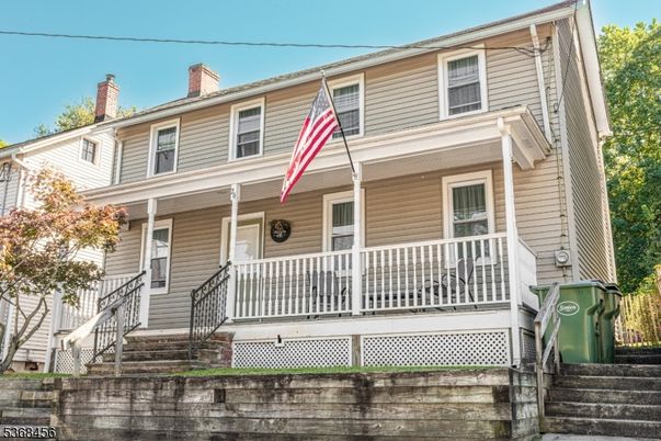 Exterior, Facade, American Foursquare