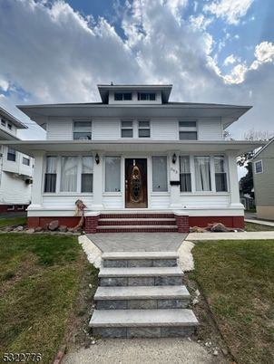 Exterior, Facade, American Foursquare