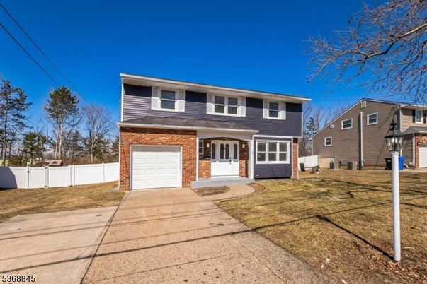 Attached, Exterior, Facade, Brick Facade, Raised Ranch