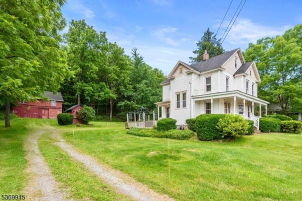 Backyard, Exterior, Facade, Queen Anne Victorian