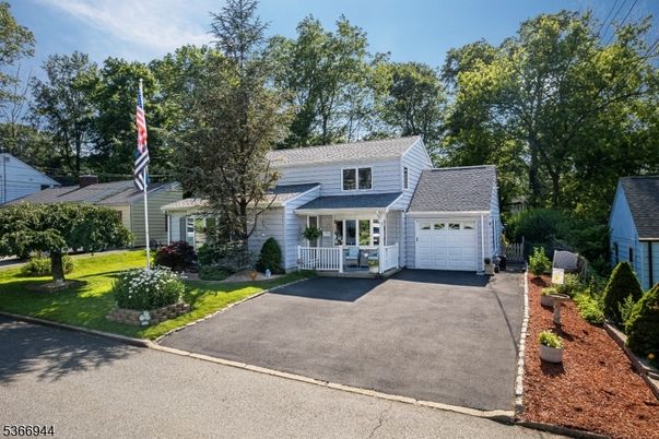 Attached, Exterior, Facade, Cape Cod