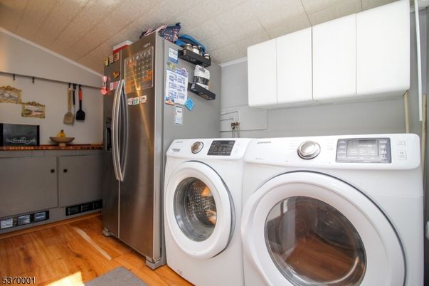 Interior, Washer, Wood Texture Flooring