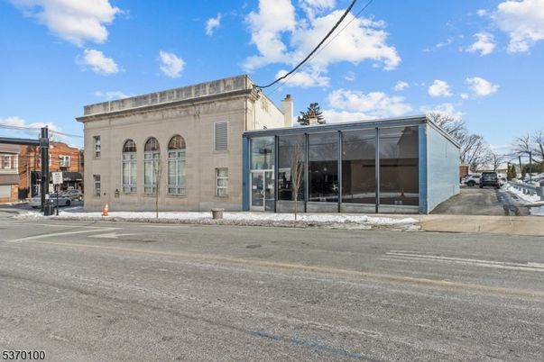 Exterior, Facade, Modern