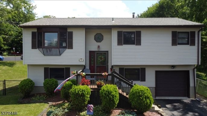 Attached, Exterior, Facade, Raised Ranch