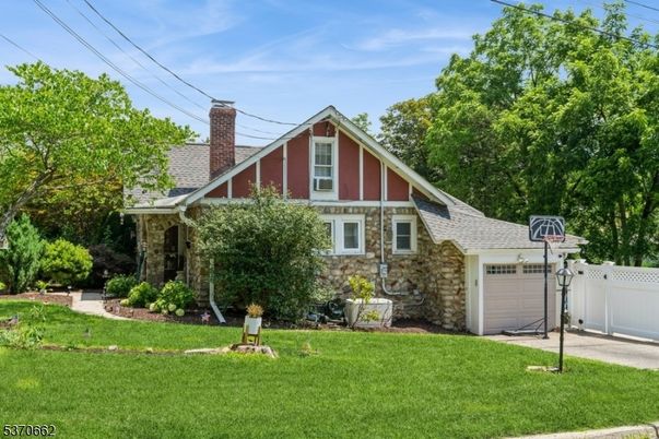 Attached, Exterior, Facade, Tudor Revival