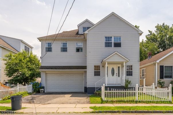 Attached, Exterior, Facade, Queen Anne Victorian