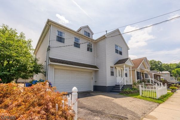 Attached, Exterior, Facade, Rowhouse