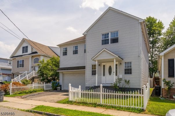 Attached, Exterior, Facade, Queen Anne Victorian