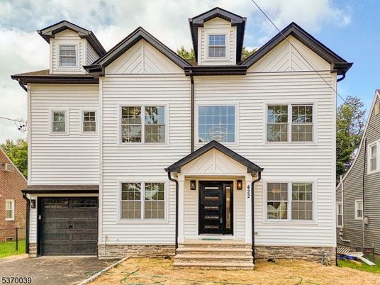 Attached, Exterior, Facade, Rowhouse