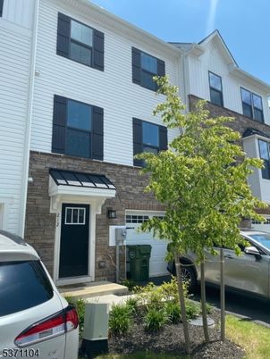 Exterior, Facade, Rowhouse