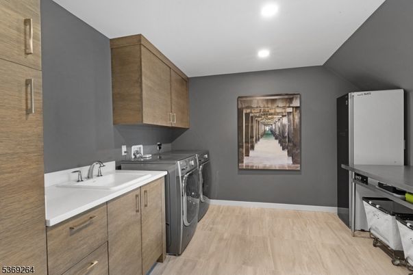 Interior, Recessed Lighting, Washer, Wood Texture Flooring