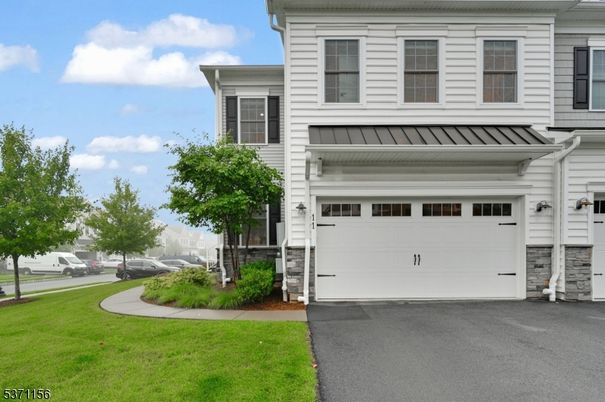 Attached, Exterior, Facade, Rowhouse