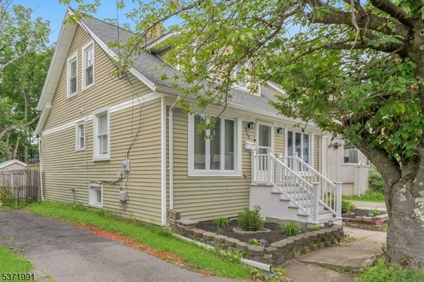 Exterior, Facade, Cape Cod