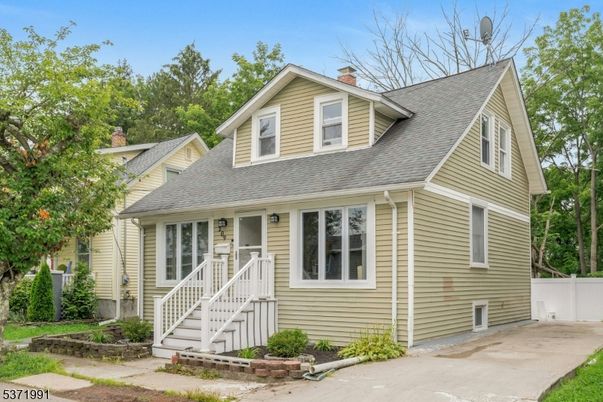 Exterior, Facade, Cape Cod