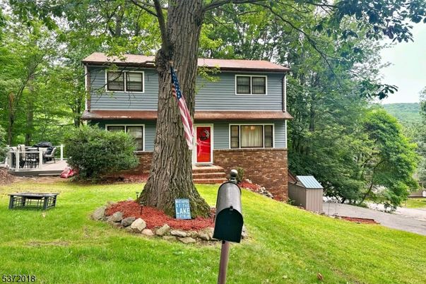 Backyard, Exterior, Facade, Brick Facade, Raised Ranch