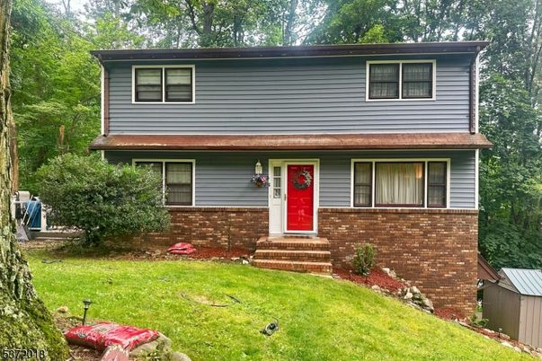 Exterior, Facade, Raised Ranch