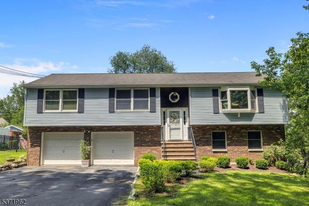 Attached, Exterior, Facade, Brick Facade, Raised Ranch