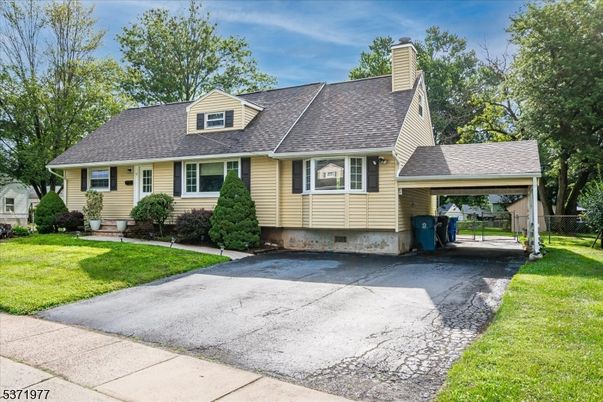 Attached, Exterior, Facade, Cape Cod