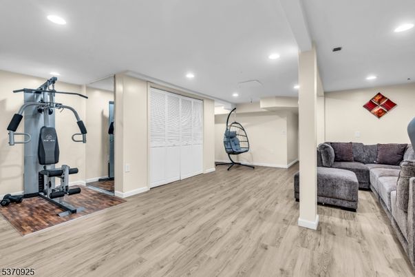 Fitness Equipment, Interior, Living room, Recessed Lighting, Wood Texture Flooring