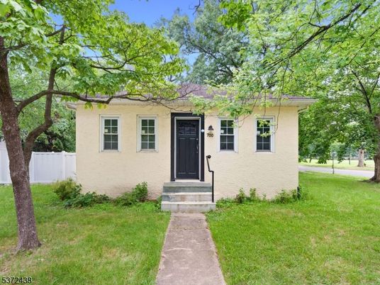 Exterior, Facade, Ranch