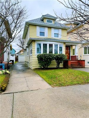 Exterior, Facade, American Foursquare