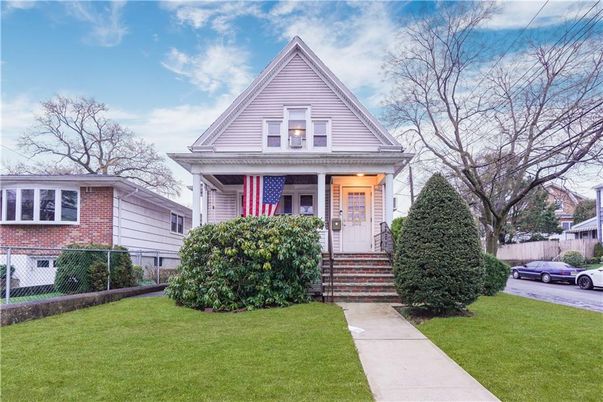 Exterior, Facade, Queen Anne Victorian