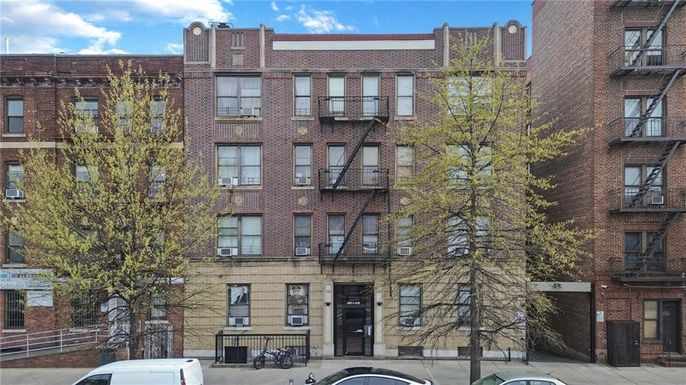 Exterior, Facade, Brick Facade, Rowhouse