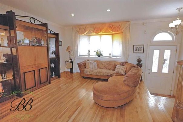 Interior, Living room, Pendant Lights, Recessed Lighting, Wood Texture Flooring