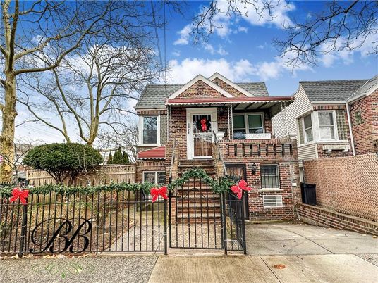 Exterior, Facade, Brick Facade, Queen Anne Victorian