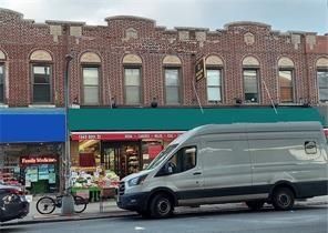 Exterior, Facade, Rowhouse