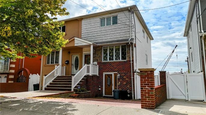 Exterior, Facade, Brick Facade, American Foursquare