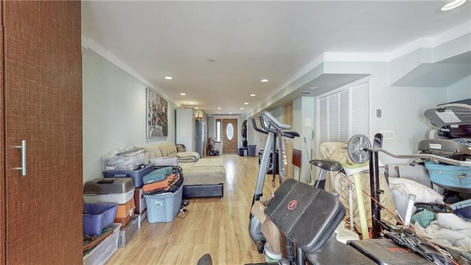 Fitness Equipment, Interior, Living room, Recessed Lighting, Wood Texture Flooring