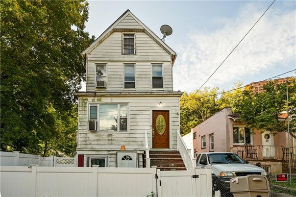 Exterior, Facade, Queen Anne Victorian
