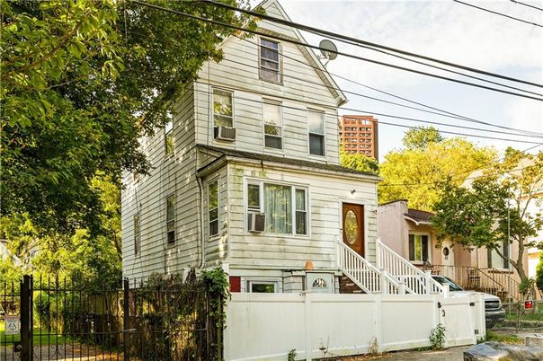 Exterior, Facade, Rowhouse