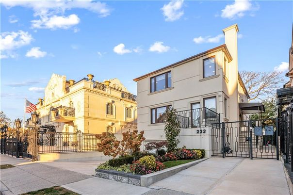Exterior, Facade, Rowhouse