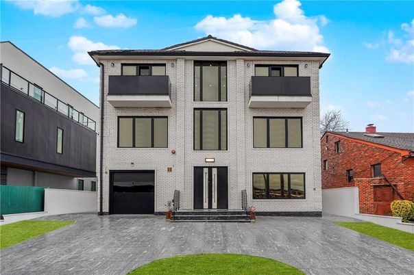 Attached, Exterior, Facade, Brick Facade, Georgian