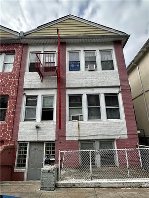 Exterior, Facade, Rowhouse