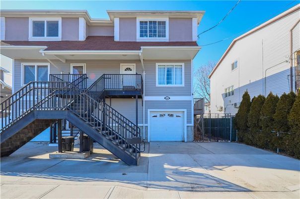 Attached, Exterior, Facade, Rowhouse