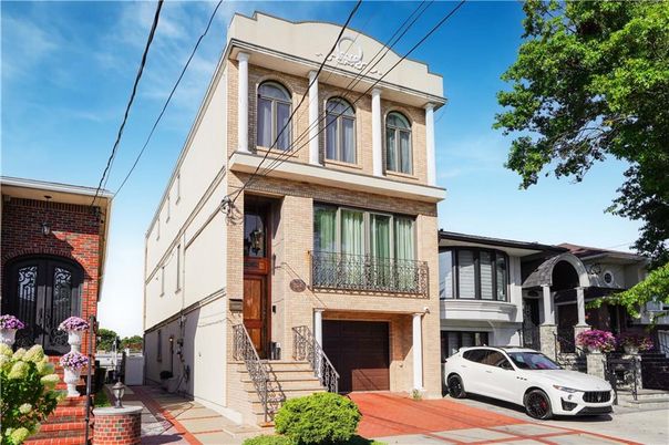 Attached, Exterior, Facade, Brick Facade, Rowhouse