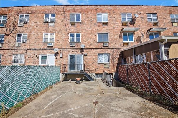 Exterior, Facade, Brick Facade, Rowhouse