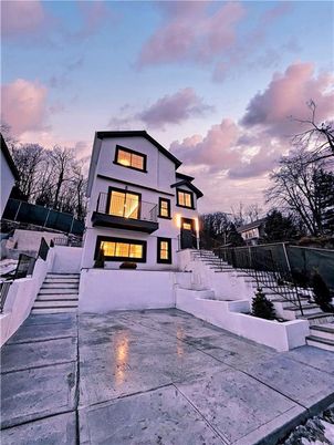 Exterior, Facade, Modern