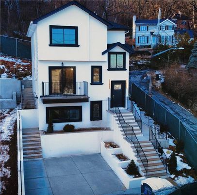 Exterior, Facade, Rowhouse