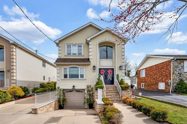 Attached, Exterior, Facade, Queen Anne Victorian
