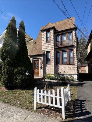Exterior, Facade, Queen Anne Victorian