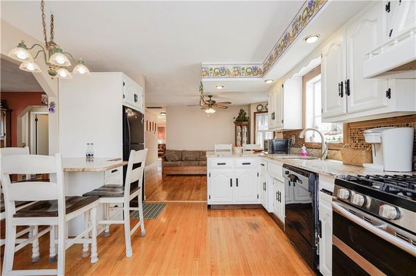 Dining room, Interior, Kitchen, Pendant Lights, Recessed Lighting, Wood Texture Flooring