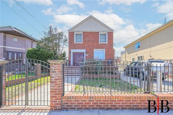 Exterior, Facade, Brick Facade, Rowhouse