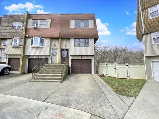 Attached, Exterior, Facade, Rowhouse