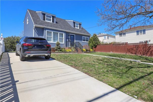 Exterior, Facade, Cape Cod