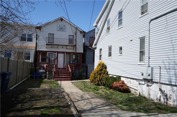 Exterior, Facade, Rowhouse