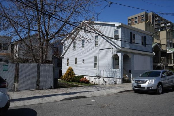 Exterior, Facade, Rowhouse
